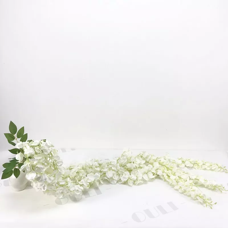 Beyaz sahte wisteria çiçekleri